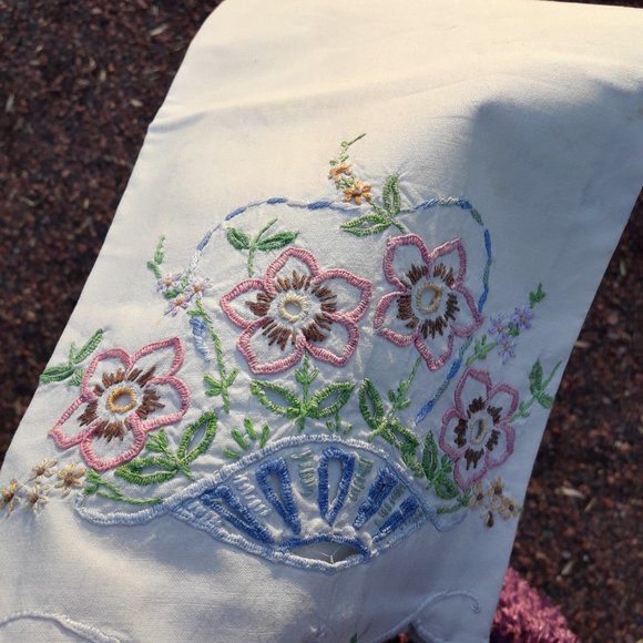 2 Embroidered Pillow Cases Antique Vintage Set - Picture 4 of 15